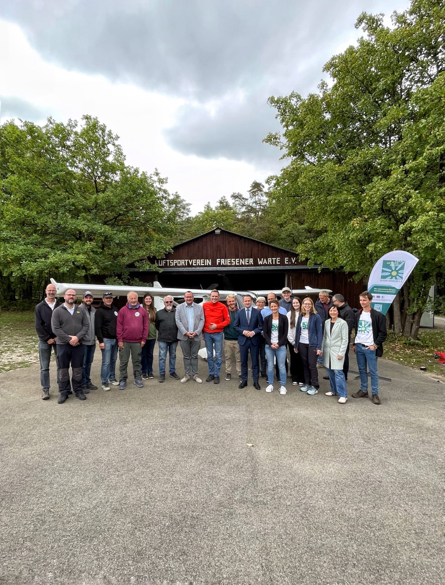 Besichtigung LEADER-Projekt Friesener Warte – Gruppenbild mit Landrat Johannes Maciejonczyk und Bürgermeister Stefan Endres, Markt Hirschaid Besichtigung LEADER-Projekt Friesener Warte - Gruppenbild mit Landrat Johannes Maciejonczyk und Bürgermeister Stefan Endres, Markt Hirschaid